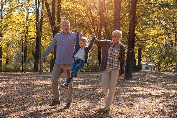 Abuelos paseando nieta