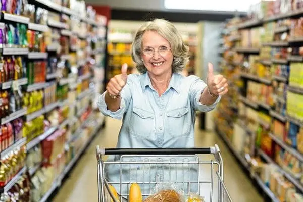 mujer mayor comprando